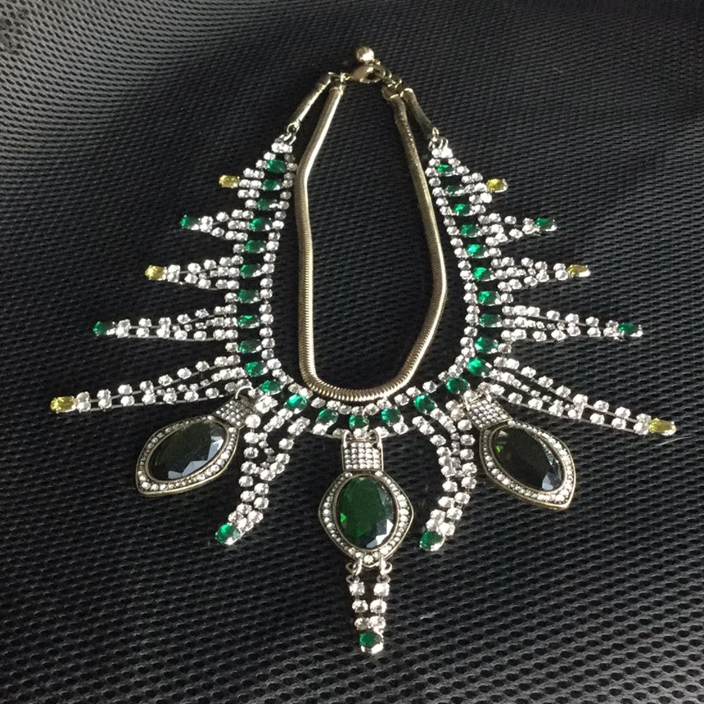 Embellished emerald green necklace